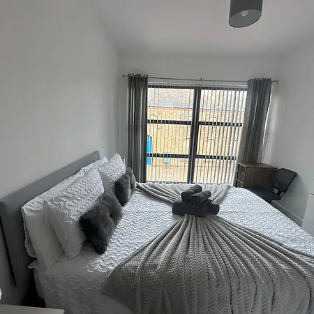 Marina - 2 Bedrooms - Sleeps 4 *