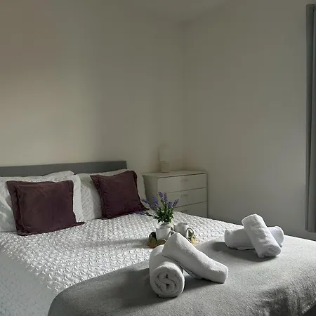 Marina - 2 Bedrooms - Sleeps 4 *